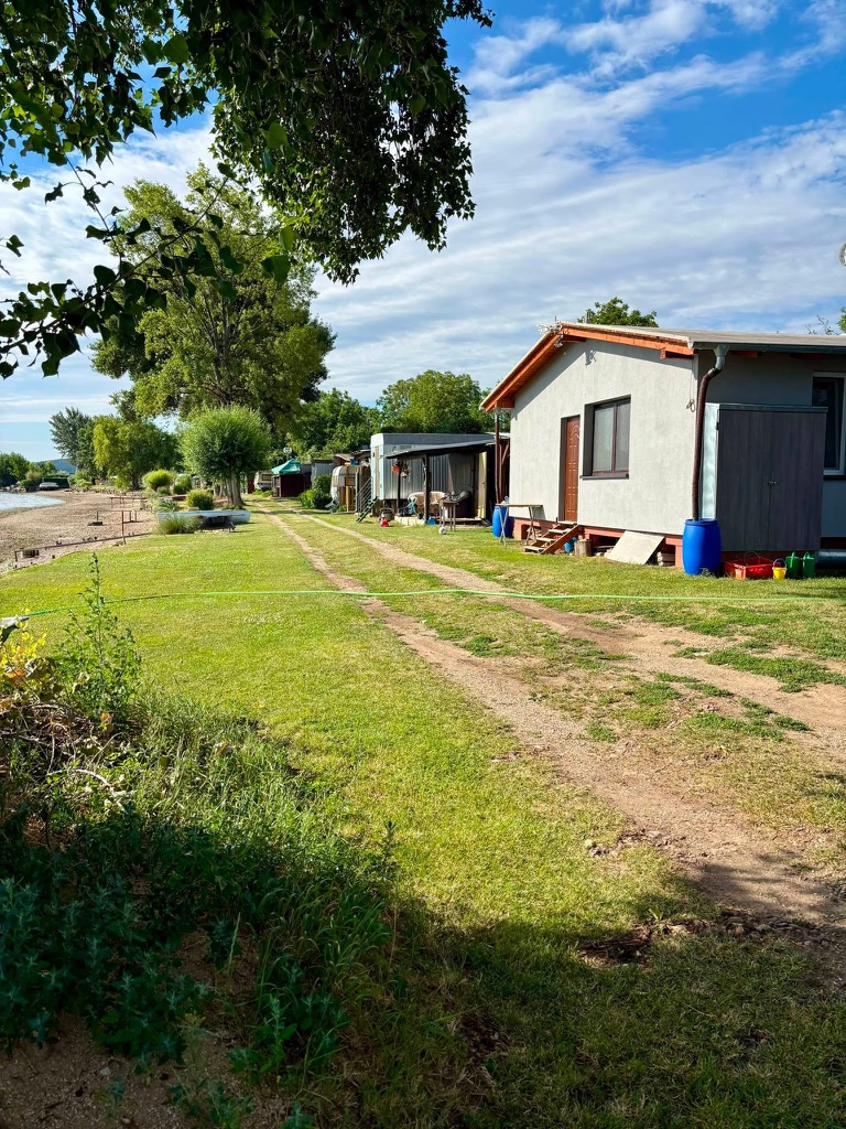 Zufahrt und Rasenfläche neben der Hütte