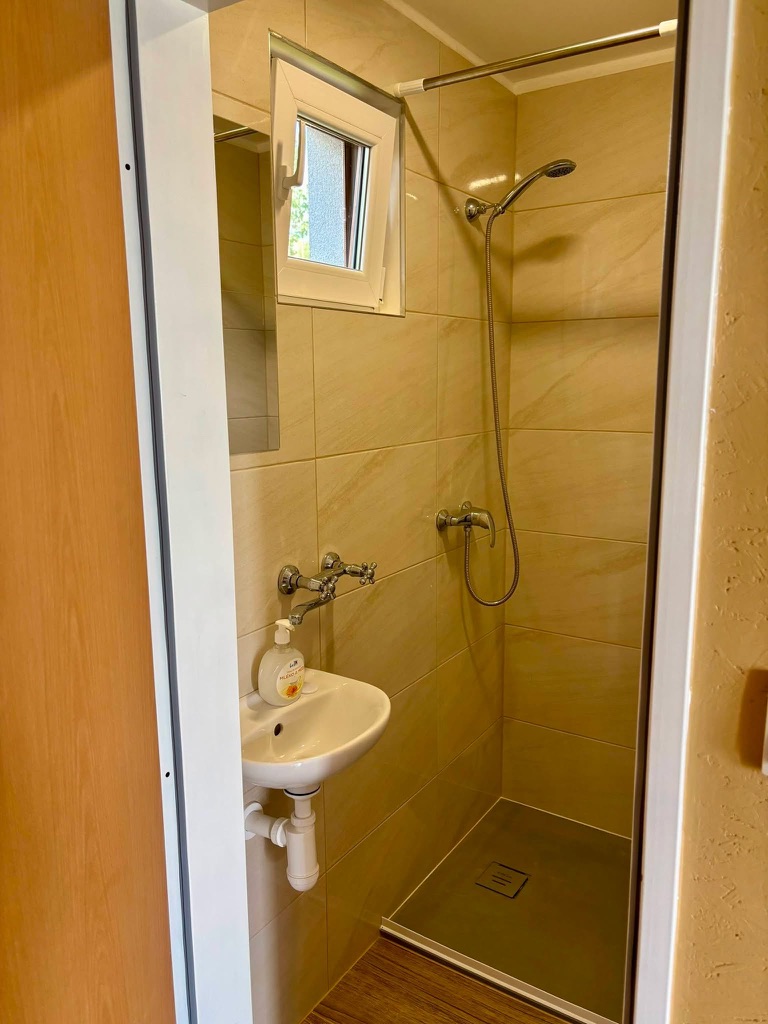 Bad mit Dusche und Waschbecken