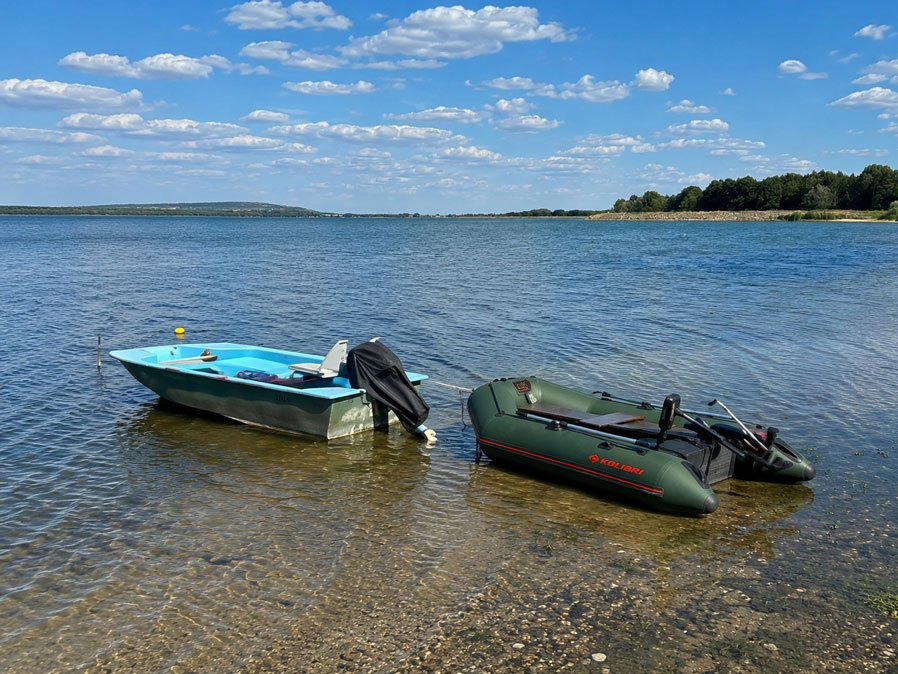 Lodě k zapůjčení u břehu